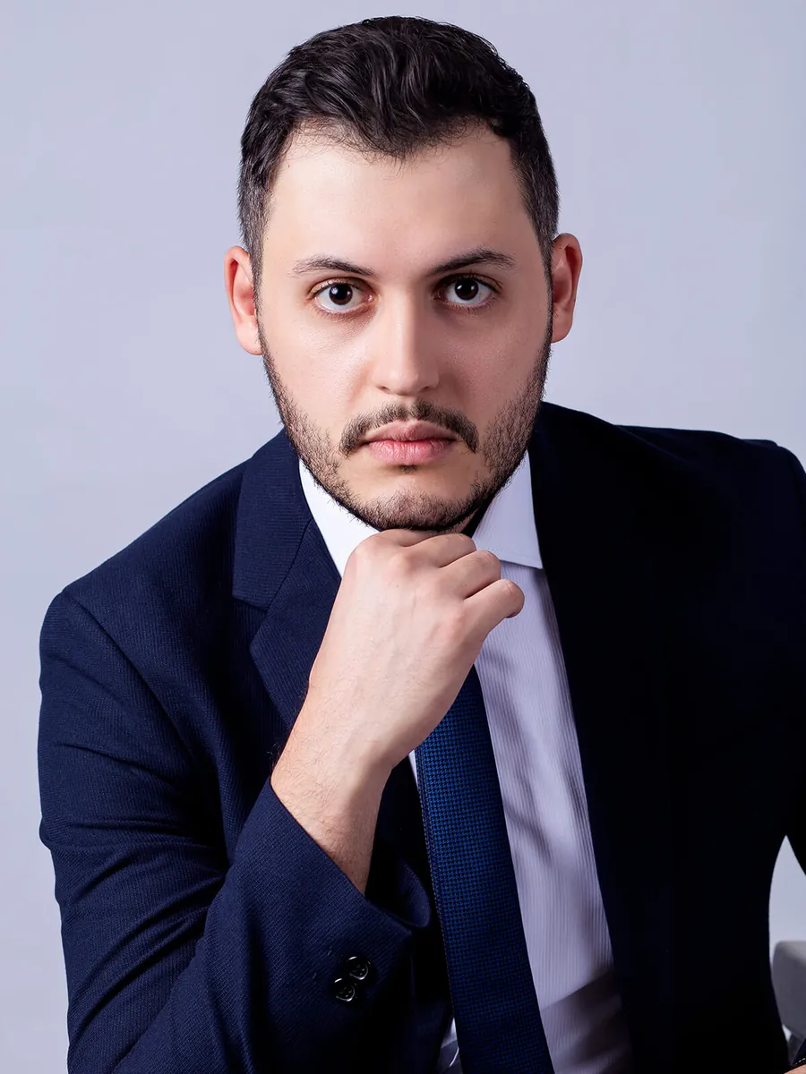 Dr. Alisson Azevedo em retrato profissional